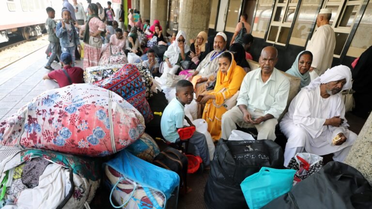 Sudanese refugees return to Sudan from Egypt